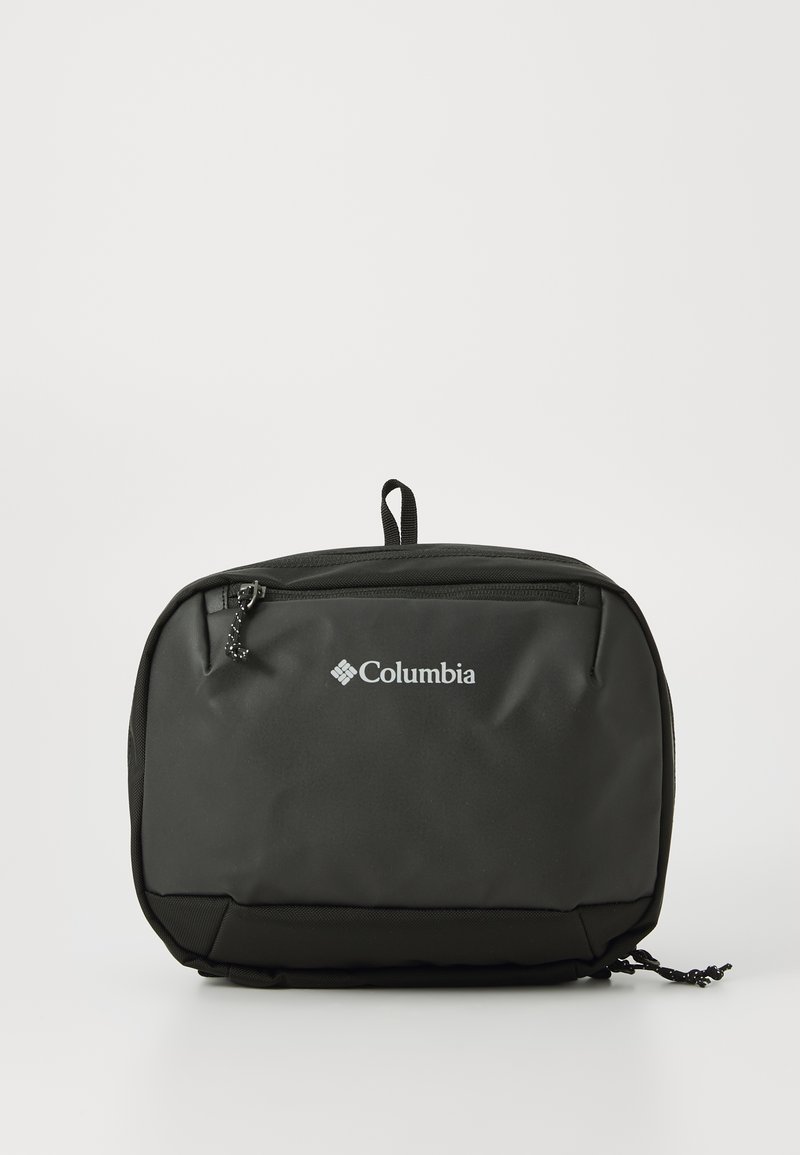 Svart Columbia-ryggsäck, rektangulär form, tillverkad av slitstarkt tyg, har en framficka med dragkedja, logotyp tryckt på framsidan samt ett handtag på toppen.