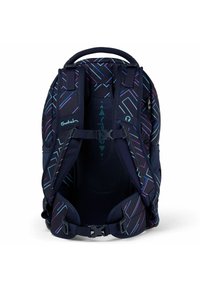 Rucksack mit einem dunkelblauen Äußeren und geometrischen Mustern in Lila und Türkis. Gepolsterte Träger und ein Netzrücken für Komfort sind sichtbar.