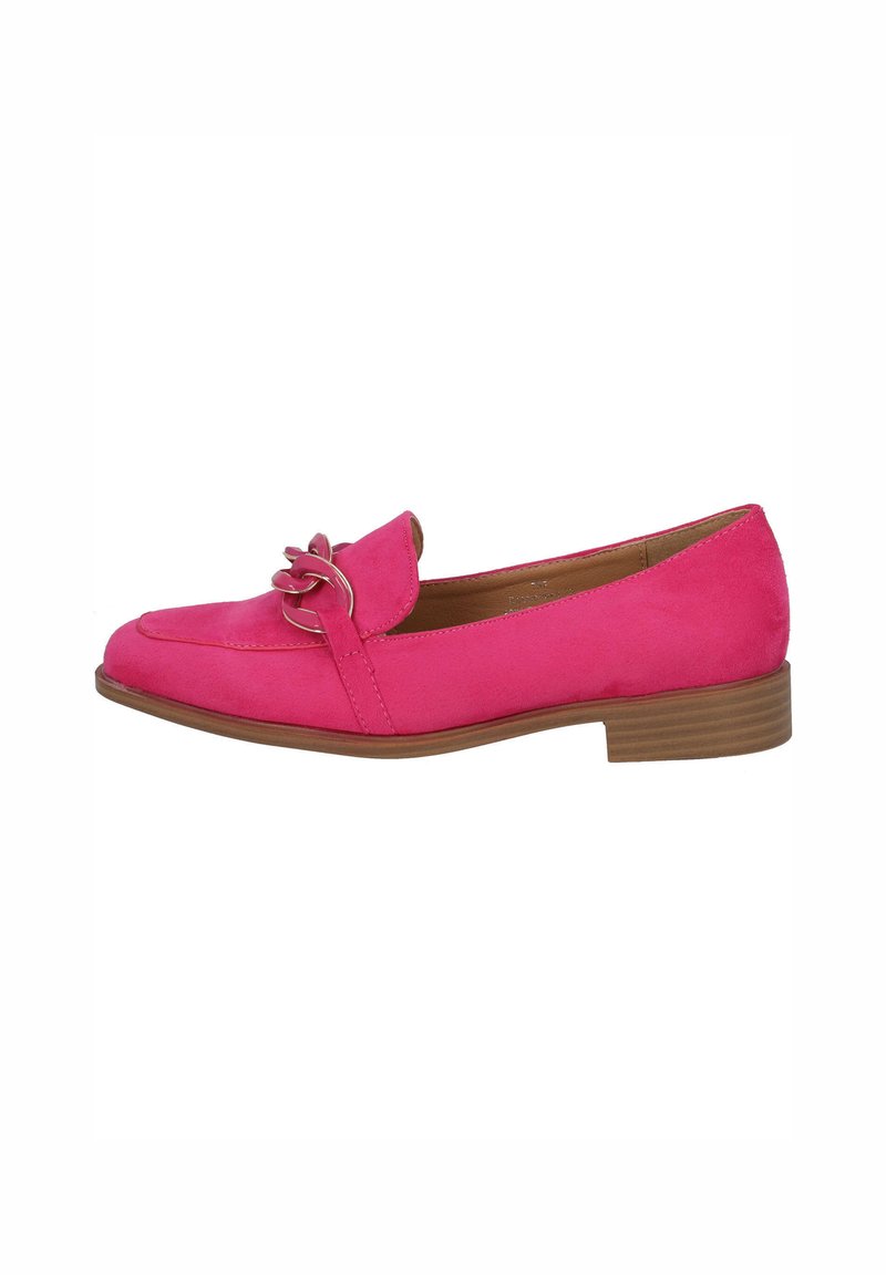 Mocasines de ante fucsia con punta redonda, herrajes decorativos en forma de lazo y un bajo tacón de bloque marrón. Textura suave y detalles cosidos.