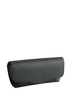 Čierne textúrované kožené puzdro na okuliare s oblúčikovým uzáverom, zobrazené zatvorené na bielom pozadí.