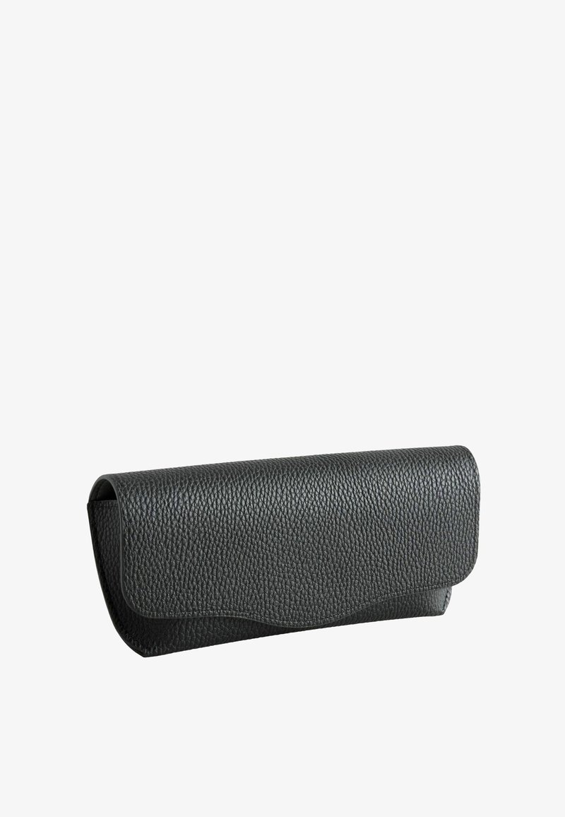 Étui à lunettes en cuir noir texturé avec une fermeture à rabat courbé, présenté fermé sur un fond blanc.