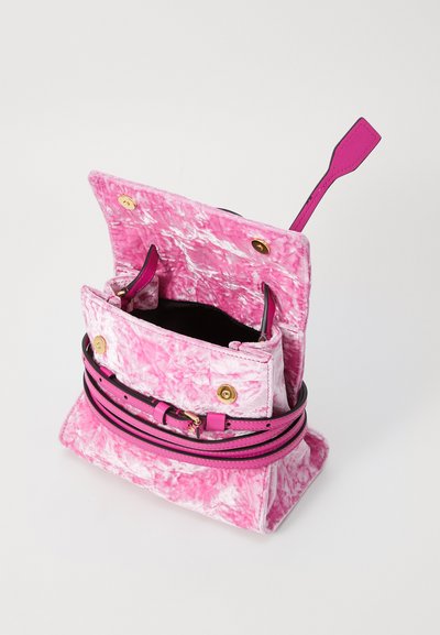 Borsa in velluto rosa con interno nero, dotata di chiusura a pattina, hardware dorato e multiple cinghie rosa. Tessuto testurizzato con finitura schiacciata.