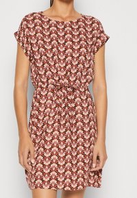 Floral-patterned short dress featuring a knot detail at the waist, round neckline, and short sleeves, in shades of pink and burgundy.
