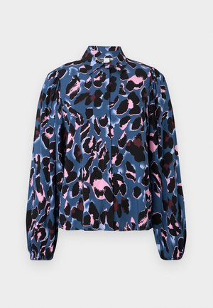 Langermet bluse med blå bakgrunn og flerfarget leopardmønster i rosa og svart, med krage og rynkede ermekanter.