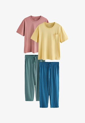 Két szett kényelmes otthoni ruházat: egyik rózsaszín rövid ujjú pólóval és zöld csíkos nadrággal, a másik sárga rövid ujjú zsebes pólóval és kék csíkos nadrággal.