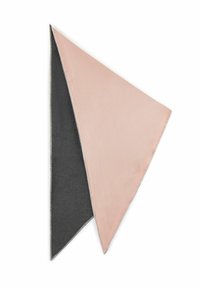 Driekhoekschal in roze en donkergrijs, met contrasterende kleuren, een gladde textuur en omgezoomde randen voor duurzaamheid.