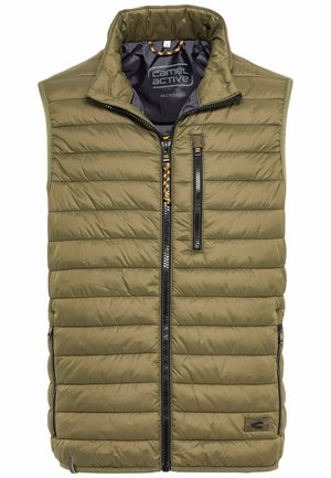 Olivgrüne Steppweste mit horizontaler Steppung, Reißverschluss vorne und zwei Seitentaschen. Verfügt über einen hohen Kragen und besteht aus recycelten Materialien.