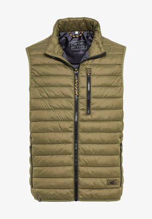 Olivgrüne Steppweste mit horizontaler Steppung, Reißverschluss vorne und zwei Seitentaschen. Verfügt über einen hohen Kragen und besteht aus recycelten Materialien.