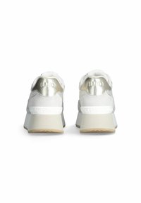 Sneaker bianche con accenti metallici argento e retro texturizzati. Suola spessa, dettaglio del logo sul tallone e suola con motivo.