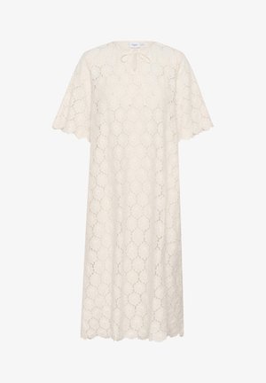 Abito bianco di pizzo con scollatura rotonda, maniche corte, orlo a ondine e dettaglio con fiocco al collo, con motivi floreali su tutto il capo.