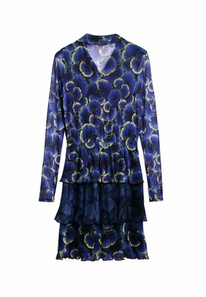 Abito a maniche lunghe blu con motivo floreale, orlo a strati con rouches, tessuto fluente e scollatura a V. Accentuato con dettagli dorati nel design.