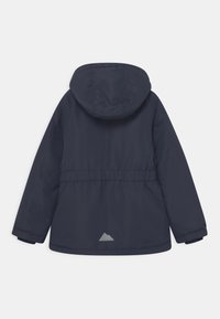 Veste d'hiver bleu marine à capuche avec manches longues, taille élastique et petit détail triangulaire réfléchissant dans le bas du dos.