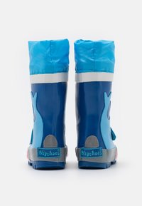Blauwe rubberen regenlaarzen met een hoge ontwerp, gestructureerd oppervlak, grijze accenten en een logo aan de achterkant. Het bovenwerk is van een lichterblauw stof.