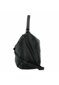Zwarte leren tas met een gestructureerd oppervlak, voorzien van een ritsvak en een lange verstelbare schouderriem voor veelzijdige draagmogelijkheden.