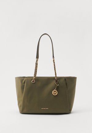 Sac fourre-tout vert olive en nylon avec des poignées en chaîne, quincaillerie dorée et un charm en forme de logo circulaire. Présente un design décontracté.
