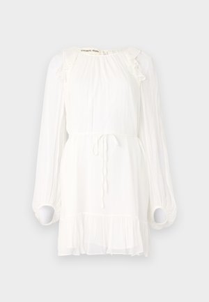 Hvit langermet kjole laget av gjennomsiktig stoff, med rysjer ved hals og mansjetter, snøring i midjen og lagdelt volangkant.