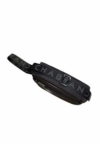 Sac à bandoulière noir avec une large sangle réglable présentant le texte répété "CHABRAND" et un compartiment avant zippé.