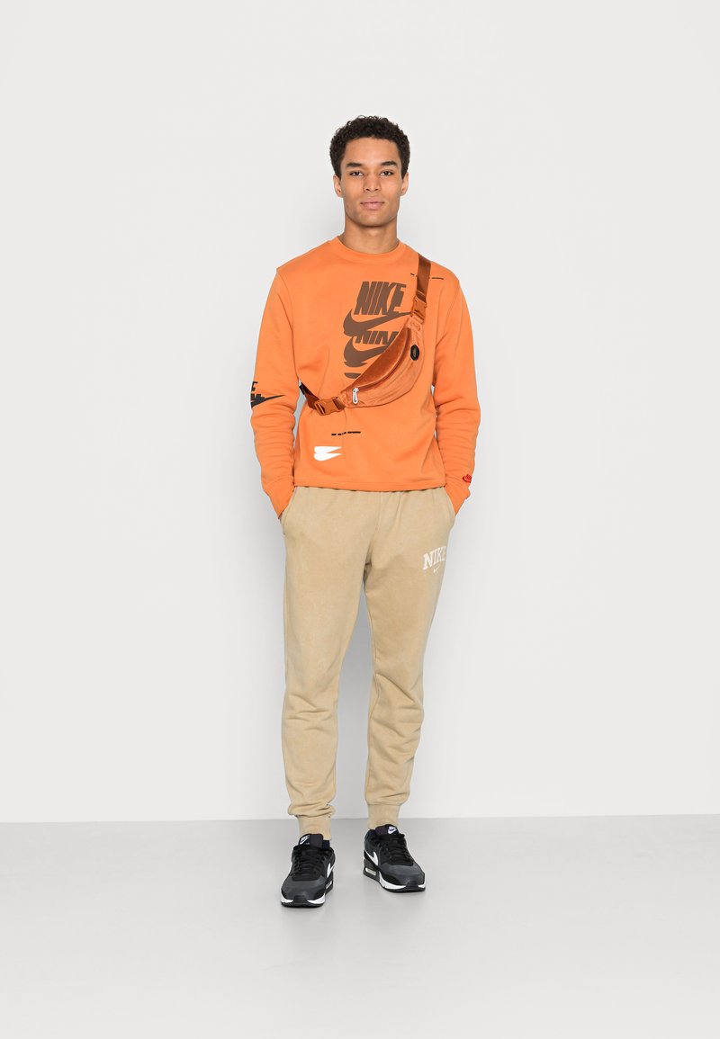 Herren Trainingsanzüge | Nike Sportswear Jogginghose parachute beige/beige - FC45646 Herren Trainingsanzüge | Nike Sportswear Jogginghose parachute beige/beige - FC45646