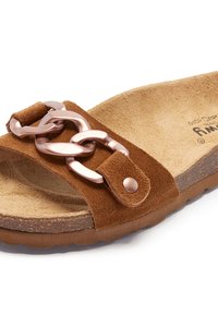 Sandale en cuir suédé marron avec une large sangle ornée d'une chaîne en or rose et d'un détail en bouton. Semelle intérieure tan moulée avec surface texturée.