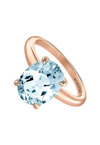 Anillo de oro rosa con una piedra ovalada de topacio azul, engaste de cuatro garras, banda lisa y detalle grabado en el interior de la banda.