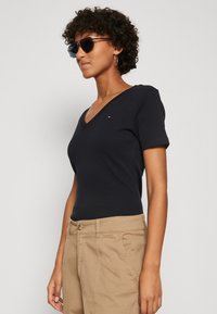Tommy Hilfiger SLIM CODY V NECK - Basic T-shirt - desert sky
