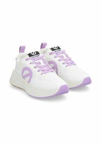 Weiße Sneaker mit strukturiertem Material, lila Akzenten und Schnürsenkeln. Sie haben eine klobige Sohle mit gesprenkelten Details und ein Logo auf der Zunge.