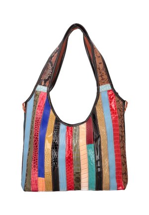 Hobo-stil håndtaske med lodrette flerfarvede, teksturerede læderstriber og brede remme mod en hvid baggrund.