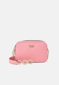 Rosa crossbody taske med præget logo mønster, lynlås lukning og hardware i guld-tone. Har en aftagelig kæde og justerbar rem.