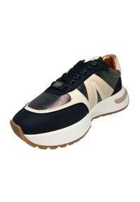 Zwarte en beige sport sneaker met een glanzend materiaal, voorzien van veters, een dikke witte zool en een gestructureerde gumrubberen buitenzool.