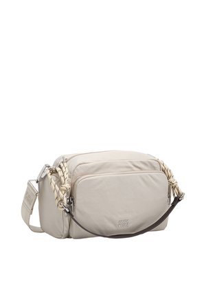 Bolso de hombro beige claro con bolsillo frontal con cremallera, marca "Bimba Y Lola", asa ajustable y detalles de cuerda anudada en los lados.