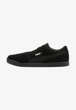 Svarta sneakers i mocka med en slät finish, som har snörning, vadderad krage och en ton-i-ton gummisula. Logodetalj på sidan.