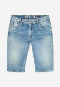 Shorts de mezclilla azul claro con corte recto, cinco bolsillos y un acabado desgastado. Cuenta con una bragueta de botón y cremallera, y una cintura con marca.