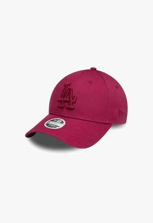Gorra de béisbol marrón hecha de tela, con una corona redondeada, visera curvada y un logo bordado de "LA" en la parte frontal. Cuenta con una correa ajustable.