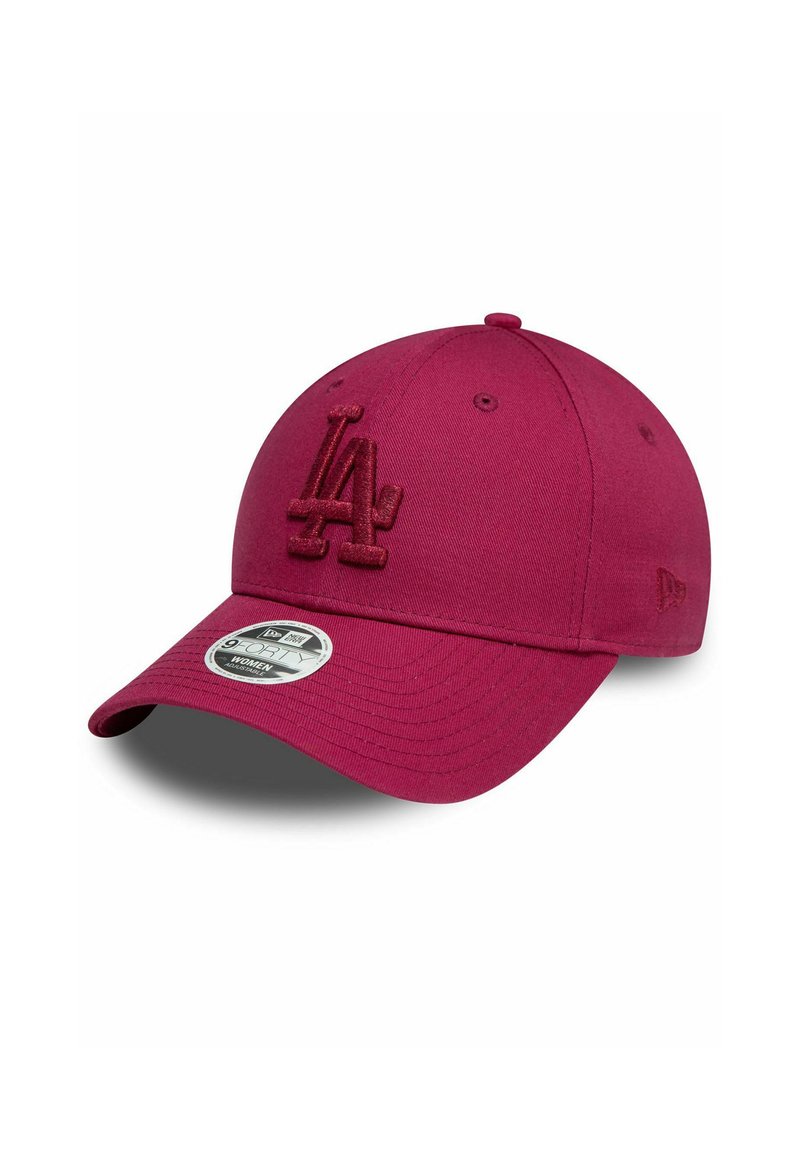 Gorra de béisbol marrón hecha de tela, con una corona redondeada, visera curvada y un logo bordado de "LA" en la parte frontal. Cuenta con una correa ajustable.