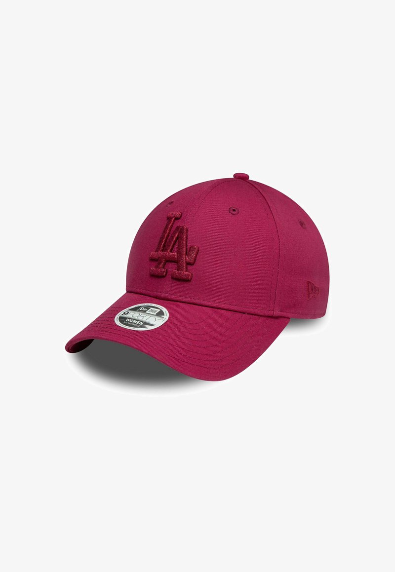 Gorra de béisbol marrón hecha de tela, con una corona redondeada, visera curvada y un logo bordado de "LA" en la parte frontal. Cuenta con una correa ajustable.