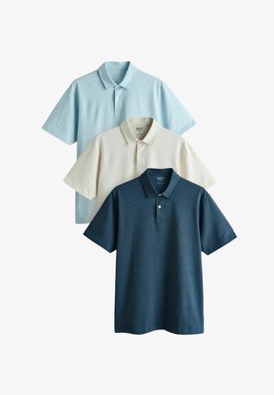 Drei kurzärmelige Poloshirts in Hellblau, Creme und Dunkelblau, übereinander auf einem weißen Hintergrund angeordnet.