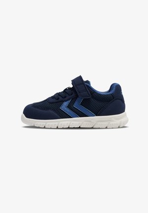 Granatowy dziecięcy sneaker z siateczkową i syntetyczną cholewką, paskiem na rzep, sznurowadłami, białą elastyczną podeszwą i jasnoniebieskim wzorem jodełki po boku.