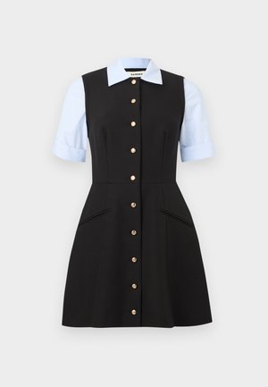 Robe noire sans manches avec des boutons dorés sur le devant, associée à des manches courtes bleu clair et un col, dotée de deux poches latérales.