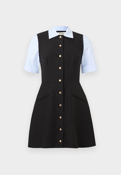 Μαύρο αμάνικο φόρεμα με χρυσά κουμπιά μπροστά, σε συνδυασμό με ανοιχτό μπλε κοντά μανίκια και γιακά, με δύο πλαϊνές τσέπες.