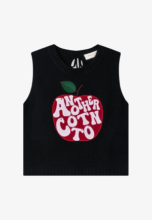 Sort ærmeløs striktrøje med rødt æblemotiv med hvidt stiliseret tekst "ANOTHER COTTON" og grøn bladdetalje ved halsudskæringen.
