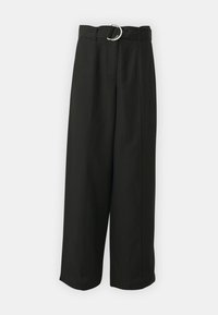 Pantaloni neri a gamba larga con vita alta, passanti per cintura, una fibbia ad anello argentato e pieghe frontali. Realizzati in un tessuto morbido e resistente.