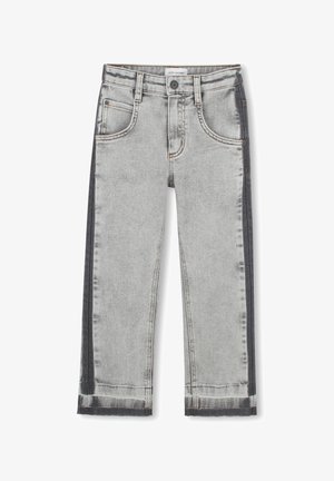 Jeans en denim gris clair avec des rayures latérales foncées, design à jambe droite, poches avant et ourlet effiloché. Étiquette située au niveau de la taille.