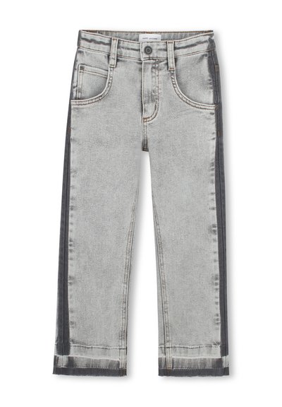 Jeans en denim gris clair avec des rayures latérales foncées, design à jambe droite, poches avant et ourlet effiloché. Étiquette située au niveau de la taille.
