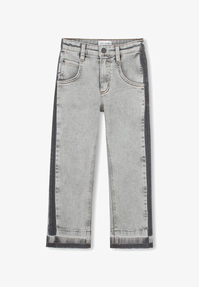 Jeans en denim gris clair avec des rayures latérales foncées, design à jambe droite, poches avant et ourlet effiloché. Étiquette située au niveau de la taille.