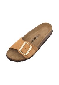 Beige Wildledersandale mit breitem Riemen und goldener Schnalle, gepolstertem Fußbett und strukturiertem, dunkelbraunem Gummisohle.