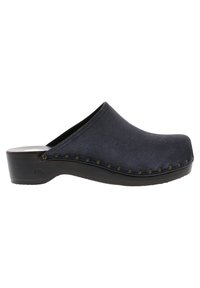 Marineblaue Filzclogs mit abgerundetem Zehenbereich, Holzsohle und bronzefarbenen Nieten an der Seite. Glatte Textur und einfacher Slip-On-Design.