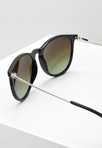 Ray-Ban ERIKA UNISEX - Óculos de sol - green/gradient brown