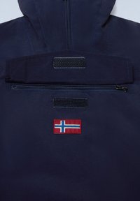 Navy vanntett jakke med glidelåslomme, borrelåsdetaljer og et brodert norsk flagg-patch på forsiden. Glatt, matt tekstur.