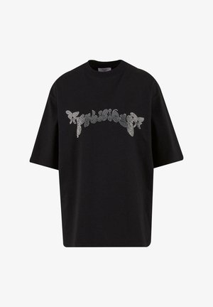 Camiseta de gran tamaño negra hecha de algodón, con texto en brillante cristal de plata en un estilo cursivo fluido a lo largo del frente. Mangas cortas y cuello redondo.