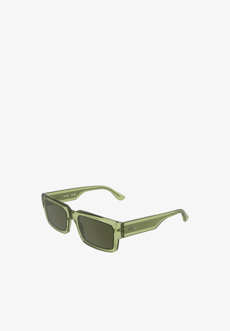 Lunettes de soleil carrées en plastique vert olive translucide avec des verres foncés. Les branches texturées présentent un motif géométrique et un détail de marque subtil.